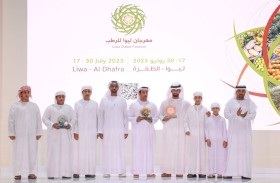 تتويج الفائزين بمزاينة مهرجان ليوا للرطب 