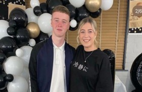 تصطحب شقيقها المتوفى إلى مهرجان