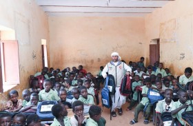 «الهلال» يوزع حقائب مدرسية و قرطاسية على طلبة أم درمان بالسودان