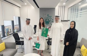 شرطة دبي تُكرم سائحة عثرت على قطعة مجوهرات ذهبية في منطقة سياحية