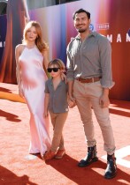 الممثلة الأمريكية فرانشيسكا إيستوود والممثل ألكسندر رايث وابنهما تايتان يحضرون العرض الأول لفيلم «سوبرمان» في لوس أنجلوس. ا ف ب