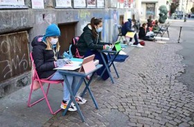 تحتجّ أمام مدرستها لإعادة فتحها