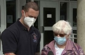 بعد فراق.. مسعف يلتقي بجدته ليعطيها لقاح كورونا