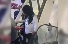 نهاية مروعة لامرأة سحبها سلم متحرك