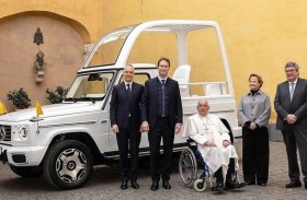 بابا الفاتيكان يقود سيارة كهربائية بلا انبعاثات