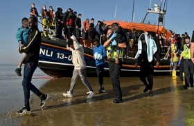 بريطانيا تهدد بسجن مهربي البشر 