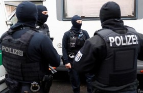 ينسى حقيبة مخدرات.. ويذهب إلى الشرطة لاستردادها