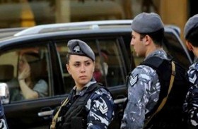 شاب يطعن أمه حتى الموت