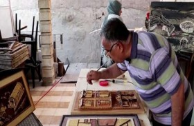 يقهر المرض بالرسم على الخشب