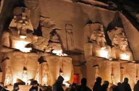 سائح يدخل بجثة والدته داخل معبد «أبو سمبل»