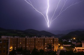 صاعقة برق تصيب امرأة وتغيّر لون عينيها!