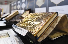 نصف مليون درهم قيمة نسخة مذهبة من القرآن الكريم في أبوظبي للكتاب