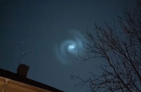 لغز ظهور دوامة بيضاء ضخمة في سماء بريطانيا