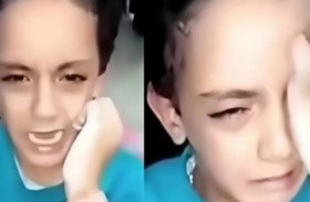 طفل يناشد أمه الكف عن تعذيبه لتطرده في بث مباشر