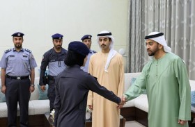 حمدان بن زايد يستقبل المهنئين بشهر رمضان من منتسبي شرطة الظفرة والدفاع المدني وموظفي البلدية وصحة