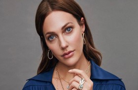 مريم أوزرلي بإطلالة تشبه الدجاجة 