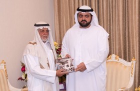 ولي عهد الفجيرة يتسلم نسخة من كتاب تراث الإمارات البحري