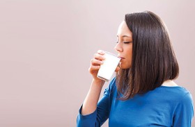 طبيبة تكشف فوائد الحليب للنوم