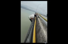 استعراض خطير على أطول جسر في الهند