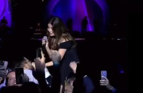 معجب يقبّل يد نانسي عجرم ويرفض تركها