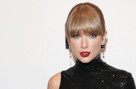 تايلور سويفت تفاجئ الجمهور بتصرفها خلال حفلها