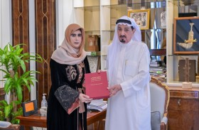 حاكم عجمان يتسلم نسخة من كتاب التطور التاريخي لإمارات الساحل العماني من مطلع القرن الـ 20 وحتى قيام الإمارات
