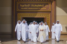 حاكم الشارقة يزور دار المخطوطات ويهديها دفعة جديدة من أندر الوثائق