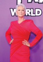 الممثلة الأمريكية جيمي لي كورتيس لدى حضورها العرض الأول لفيلم ديزني  Freakier Friday  في لوس أنجلوس.ا ف ب