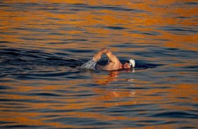 تفاصيل  16 يوما في البحر  للسباح لويس بوغ