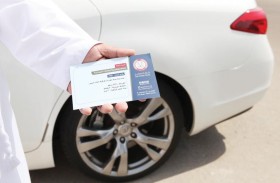 دورية السعادة تجوب طرق أبوظبي وتنصح السائقين بفحص الإطارات