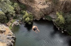 يسجل رقماً عالمياً بـ «قفزة الموت»