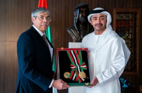 رئيس الدولة يمنح سفير بنجلاديش وسام الاستقلال من الطبقة الأولى