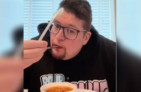 لسبب نفسي.. رجل يأكل طعامه بملقط معدني