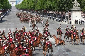 حرجٌ للجيش الفرنسي أمام ماكرون بسبب تصرّفٍ صادم من الخيول!