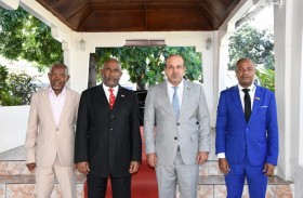 رئيس جمهورية القمر يستقبل سفير الدولة