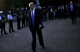 مسرحة، انحراف سلطوي ... ما الذي يلعبه ترامب...؟