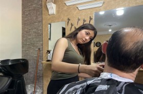 أصغر لبنانية تمتهن الحلاقة الرجالية