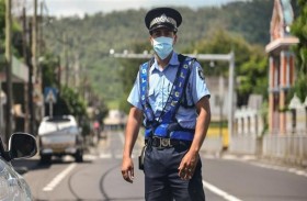 شرطي يردي طالباً لعدم وضعه كمامة