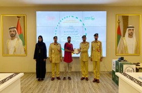 مركز شرطة القصيص يكرم شخصاً تقديراً لأمانته