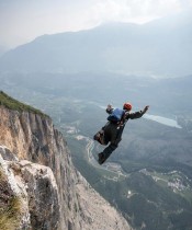 مغامر يقفز من أعلى قمة جبل مونتي برينتو من ارتفاع 1000 متر بالقرب من ترينتو، شمال إيطاليا. ا ف ب 