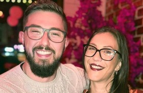 43 طلب زواج و7 سنوات من الإصرار.. قصة حب تشعل المنصات