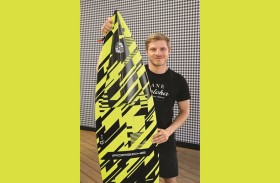 بطل في ركوب الأمواج يلجأ إلى العلم لترويضها 