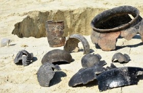 طلاب روس يعثرون على خزفيات قديمة مع نقوش عربية في سمرقند