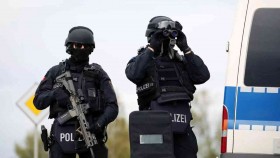 فشلوا في سرقة البنك .. فأضرموا النار في سيارتهم وهربوا