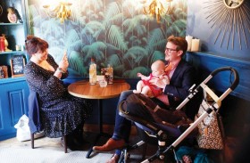 حملات التطعيم تسرع عودة الحياة إلى طبيعتها في عدة دول