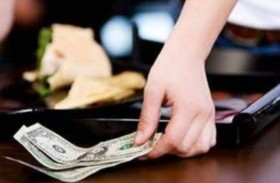 بسبب إكرامية... تطعن امرأة حاملا أمام طفلتها