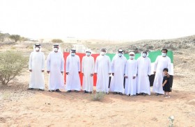 بلحيف النعيمي يزور مزرعة (آل مالك) ومحطة الأبحاث ومركز الارشاد الزراعي في الحمرانية