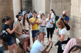 مصر.. سائح يعيد لقاء الحب بين حورس وحتحور