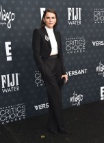 الممثلة الأمريكية كيري راسل لدى حضورها حفل توزيع جوائز اختيار النقاد السنوي الـ31 في باركر هانغار، كاليفورنيا. ا ف ب