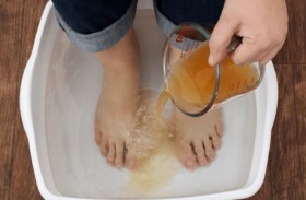 ما هي فوائد حمام الخل للقدمين؟